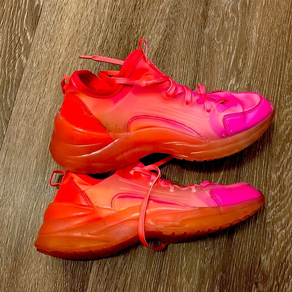 Guess Women’s Vibrant Red Sneakers Size 7.5 - Picture 10 of 14